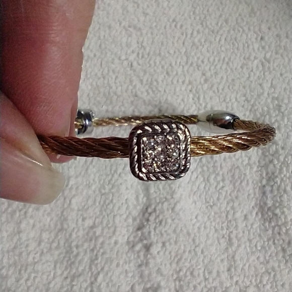 Goldtone silvertone magnetic 🧲 clasp twisted wire cz bracelet - Picture 6 of 6
